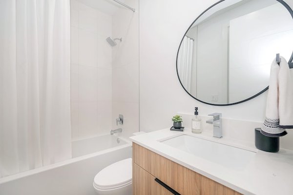 Comment concevoir un espace de rangement caché pour une salle de bain moderne?